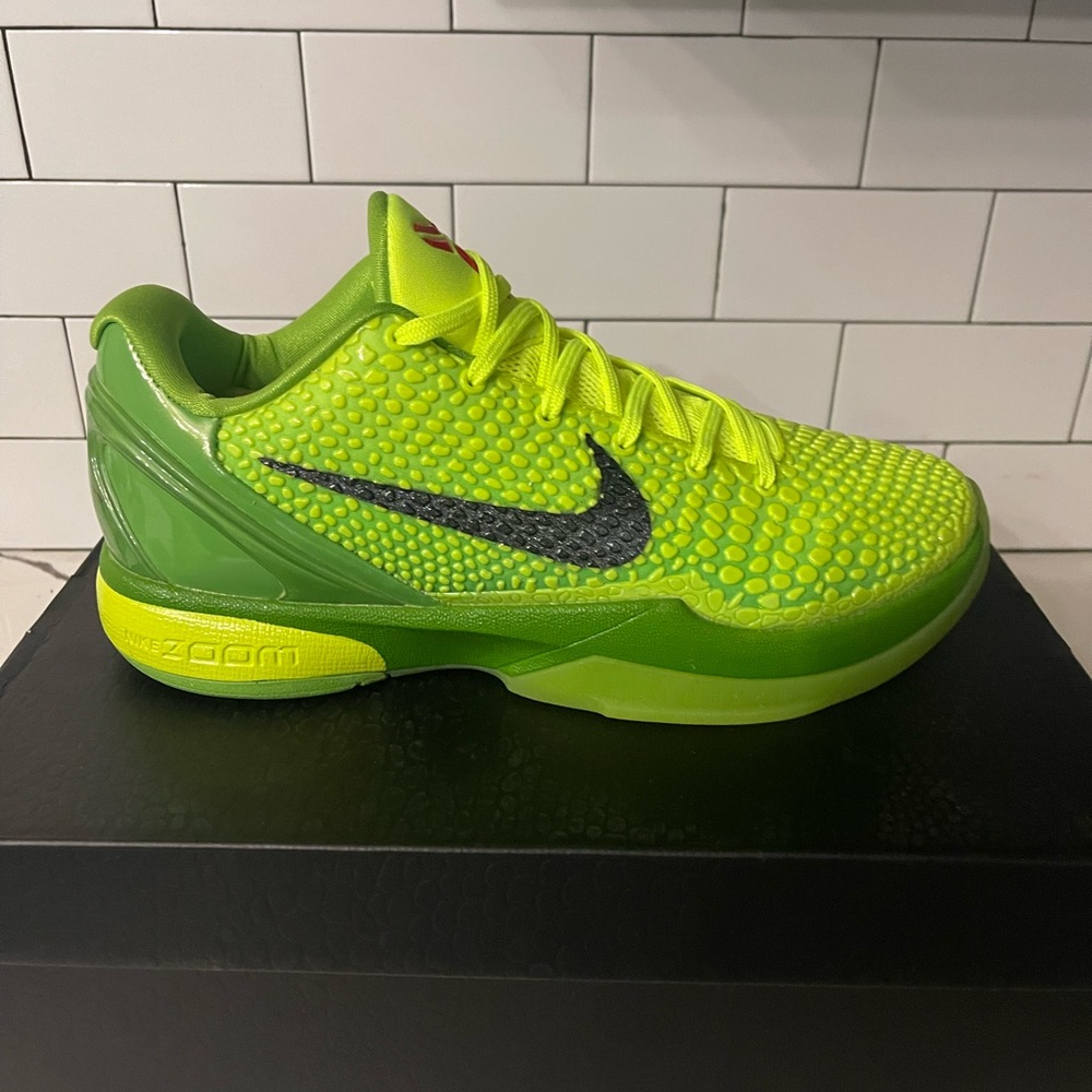 Men’s Nike Kobe Grinch Size 11.